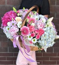 Композиция солнечный день в Абане Цветочная композиция из Розы, Хризантемы, Пионы и Лизиантусы в корзине в Абане