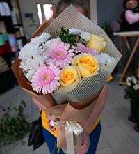 Букет цветов из:  Герберы, Розы и Хризантемы в Абане