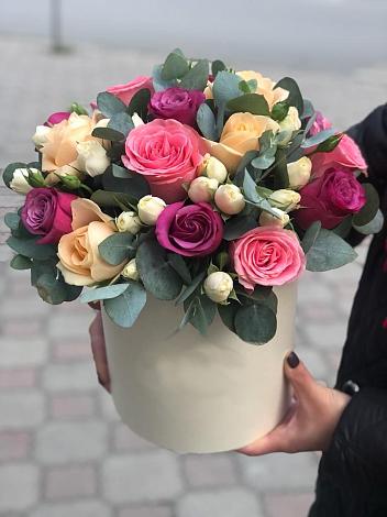 Цветочная композиция из Розы в шляпной коробке в Абане