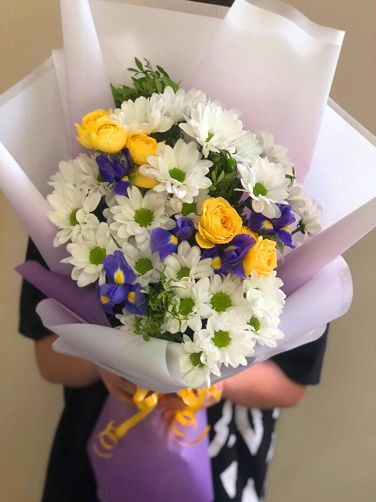 Букет цветов из: Ирисы, Хризантемы и Розы в Абане
