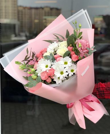 Букет цветов из: Розы, Лизиантусы и Хризантемы в Абане